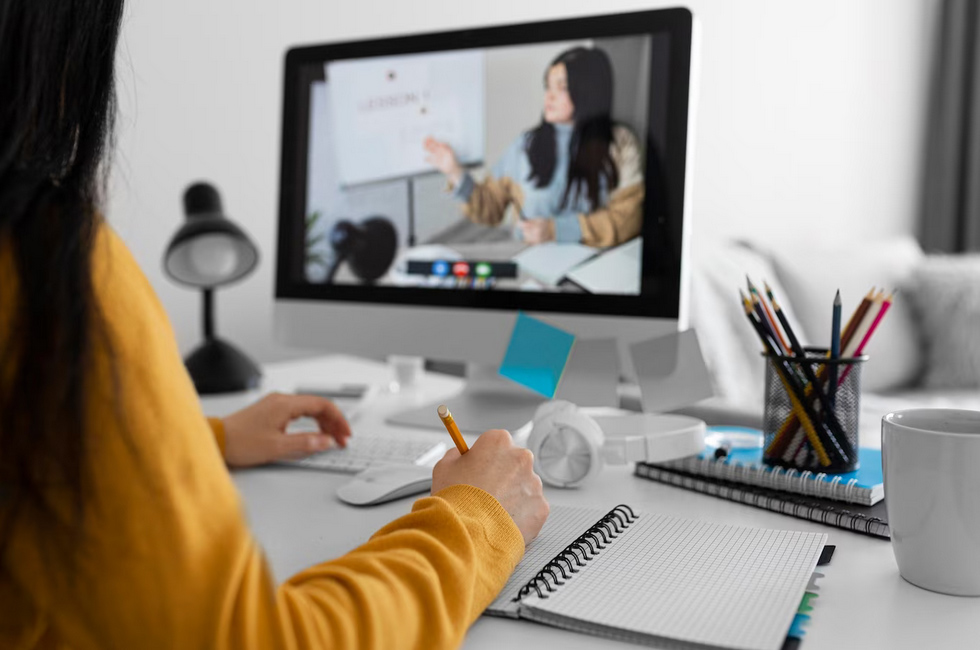 Postgrados online vs presenciales en Lima: cuál elegir según tu perfil